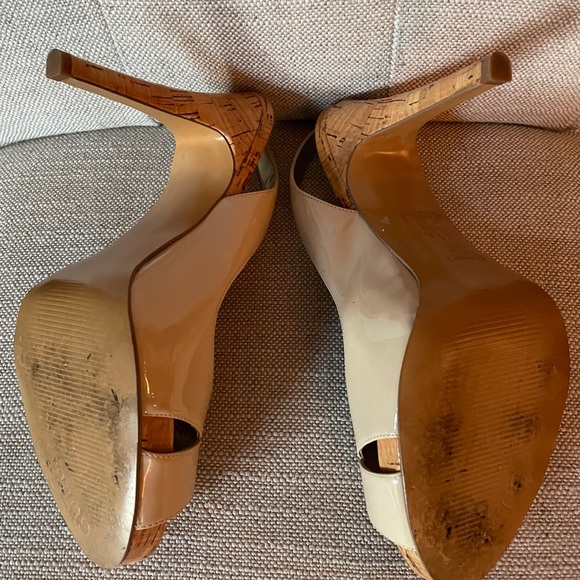 GUESS nude patent leather platform sandals - Picture 3 of 6